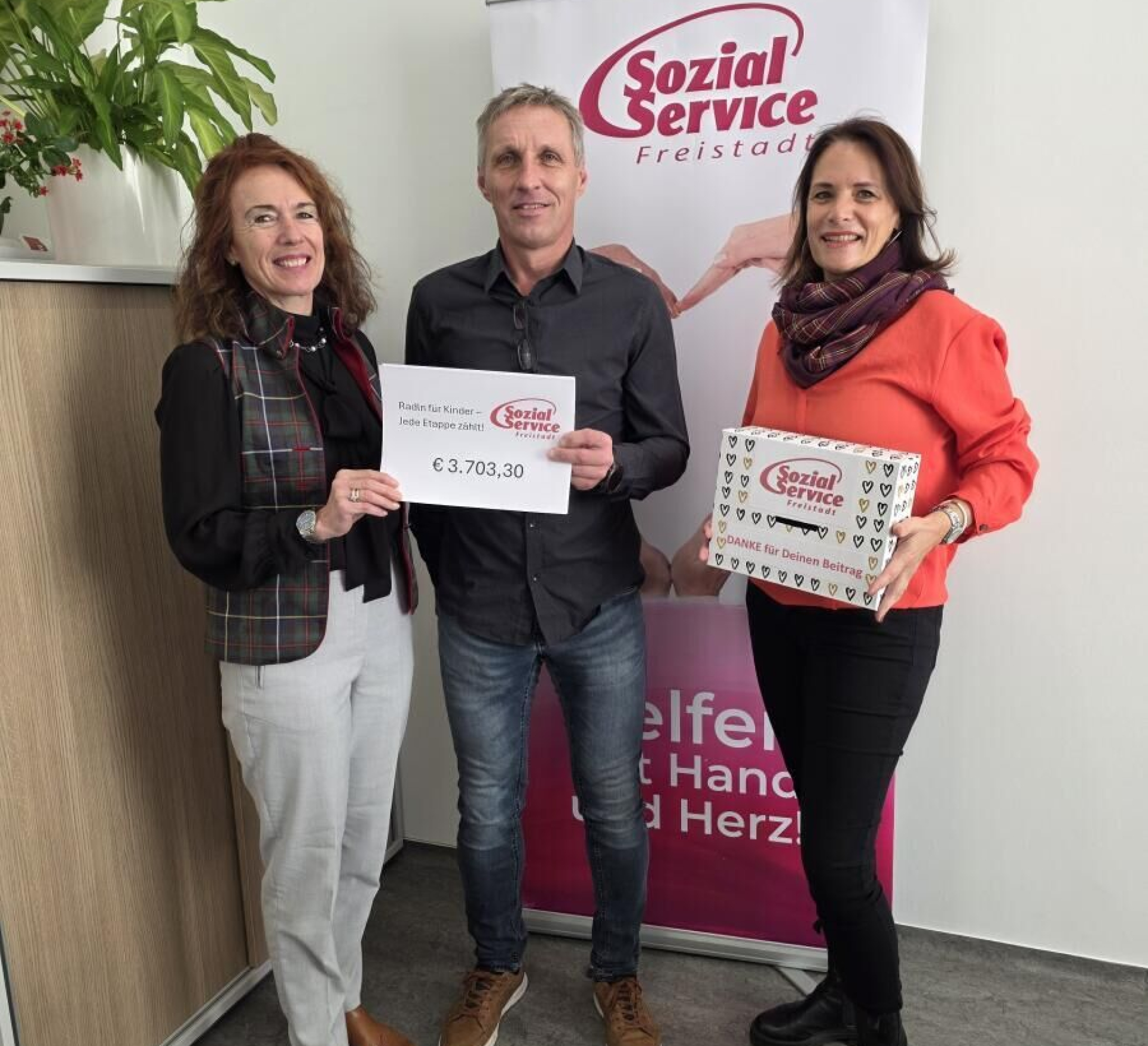 Radfahrer spendet Geld