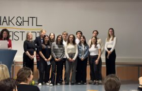 Schüler*innen HAK/HTL und Professorin Alexandra Schinagl