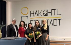FOTO: Kurt Prandstetter; Renate Leitern; Schüler*innen HAK/HTL Moderatorinnen Müberra Emrebas und Ajla Ramic; Bezirkshauptfrau Andrea Wildberger